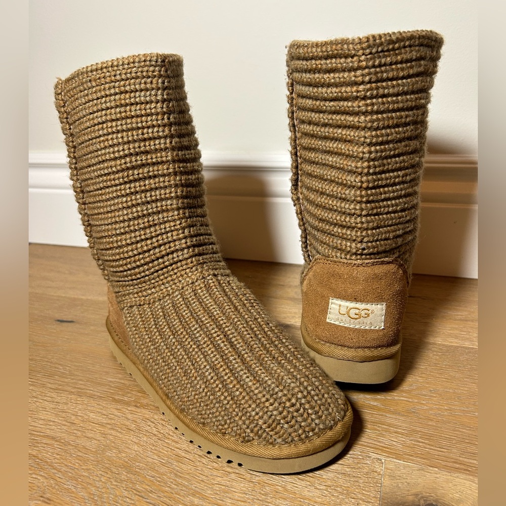 Ugg Classic Cardy Boot, Girls 4, Fits Like women’s size 7
